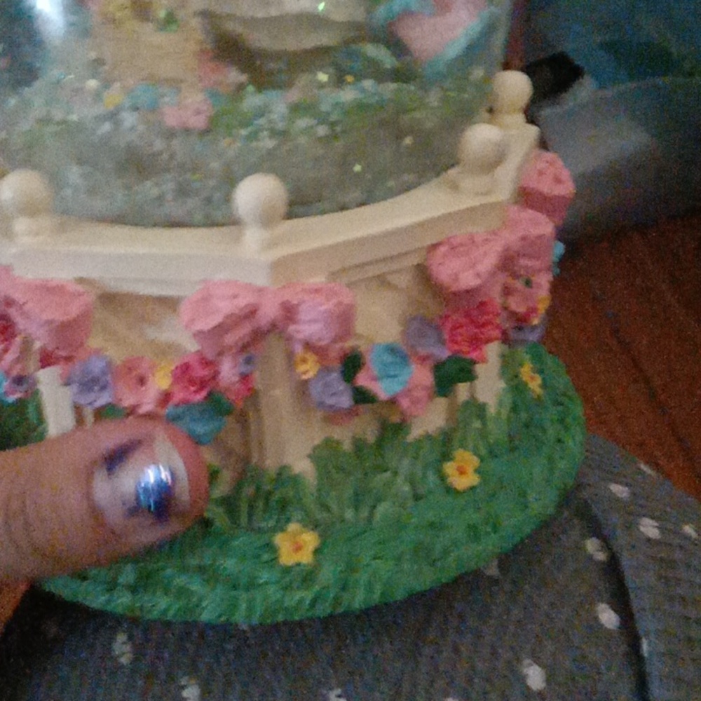Easter spring season snow globe - Picture 5 of 5